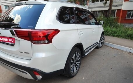 Mitsubishi Outlander III рестайлинг 3, 2018 год, 2 200 000 рублей, 6 фотография