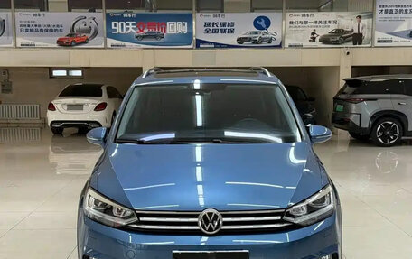Volkswagen Touran III, 2022 год, 1 600 888 рублей, 2 фотография