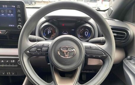 Toyota Yaris, 2021 год, 1 100 000 рублей, 8 фотография