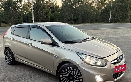 Hyundai Solaris II рестайлинг, 2011 год, 900 000 рублей, 5 фотография