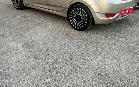 Hyundai Solaris II рестайлинг, 2011 год, 900 000 рублей, 8 фотография