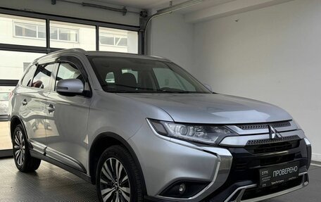 Mitsubishi Outlander III рестайлинг 3, 2018 год, 2 499 000 рублей, 3 фотография