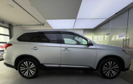 Mitsubishi Outlander III рестайлинг 3, 2018 год, 2 499 000 рублей, 5 фотография