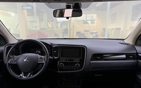 Mitsubishi Outlander III рестайлинг 3, 2018 год, 2 499 000 рублей, 17 фотография
