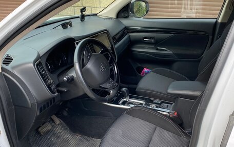 Mitsubishi Outlander III рестайлинг 3, 2019 год, 2 100 000 рублей, 5 фотография