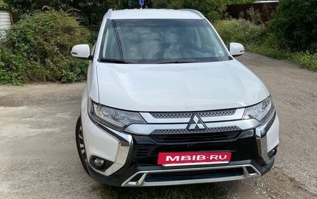 Mitsubishi Outlander III рестайлинг 3, 2019 год, 2 100 000 рублей, 9 фотография