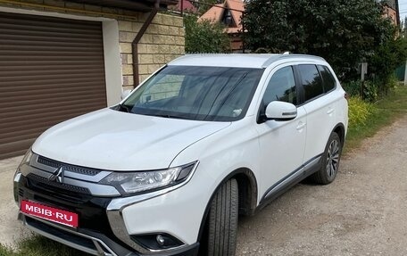 Mitsubishi Outlander III рестайлинг 3, 2019 год, 2 100 000 рублей, 10 фотография