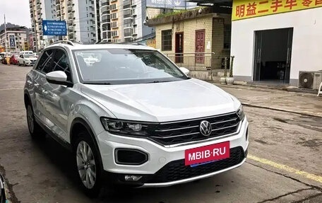 Volkswagen T-Roc I, 2023 год, 1 677 000 рублей, 2 фотография