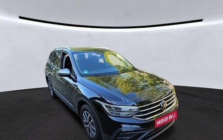 Volkswagen Tiguan II, 2022 год, 2 775 000 рублей, 1 фотография