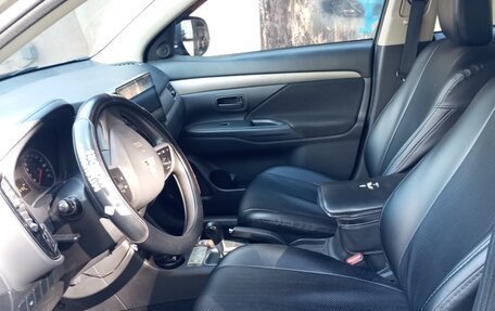 Mitsubishi Outlander III рестайлинг 3, 2015 год, 1 400 000 рублей, 11 фотография