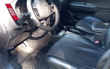 Mitsubishi Outlander III рестайлинг 3, 2015 год, 1 400 000 рублей, 10 фотография