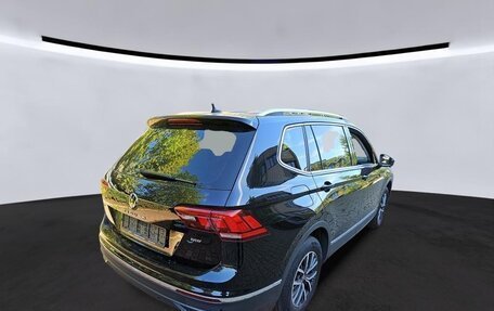 Volkswagen Tiguan II, 2022 год, 2 775 000 рублей, 2 фотография