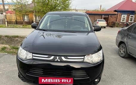 Mitsubishi Outlander III рестайлинг 3, 2013 год, 1 350 000 рублей, 3 фотография