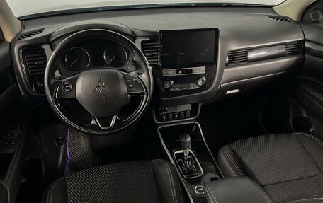 Mitsubishi Outlander III рестайлинг 3, 2019 год, 1 935 200 рублей, 6 фотография