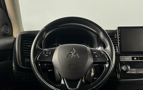 Mitsubishi Outlander III рестайлинг 3, 2019 год, 1 935 200 рублей, 14 фотография