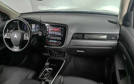 Mitsubishi Outlander III рестайлинг 3, 2018 год, 2 233 000 рублей, 13 фотография