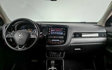 Mitsubishi Outlander III рестайлинг 3, 2018 год, 2 233 000 рублей, 12 фотография