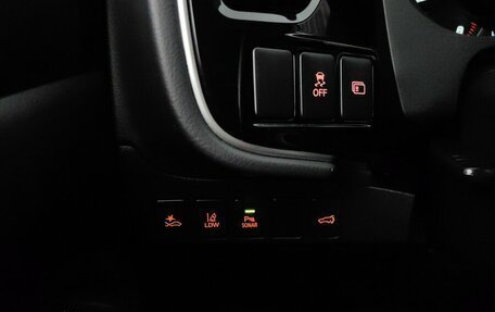 Mitsubishi Outlander III рестайлинг 3, 2018 год, 2 233 000 рублей, 23 фотография