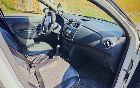 Renault Logan II, 2015 год, 400 000 рублей, 2 фотография