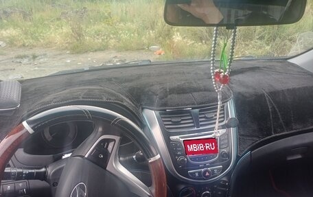 Hyundai Solaris II рестайлинг, 2013 год, 750 000 рублей, 1 фотография