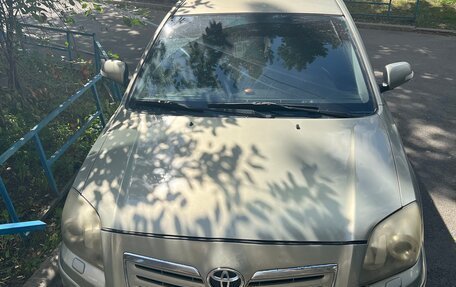 Toyota Avensis III рестайлинг, 2006 год, 600 000 рублей, 1 фотография