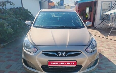 Hyundai Solaris II рестайлинг, 2013 год, 900 000 рублей, 2 фотография