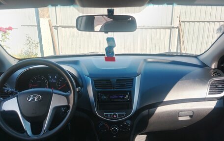 Hyundai Solaris II рестайлинг, 2013 год, 900 000 рублей, 13 фотография