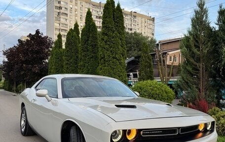 Dodge Challenger III рестайлинг 2, 2017 год, 3 900 000 рублей, 2 фотография