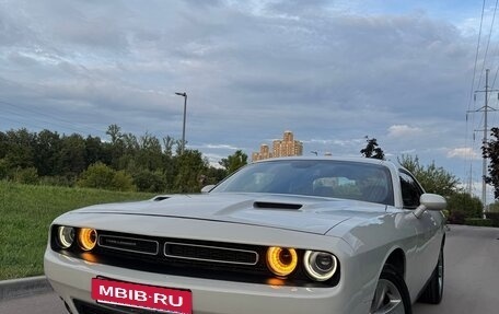 Dodge Challenger III рестайлинг 2, 2017 год, 3 900 000 рублей, 3 фотография