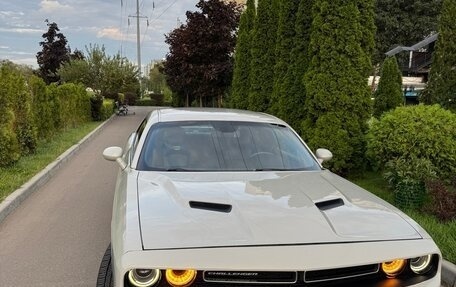 Dodge Challenger III рестайлинг 2, 2017 год, 3 900 000 рублей, 4 фотография