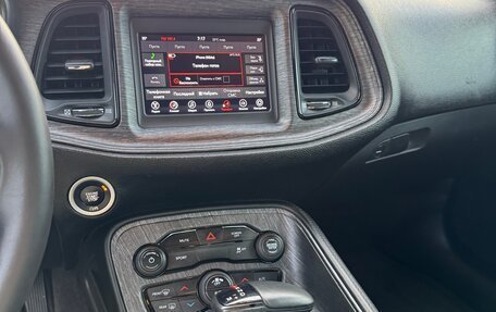 Dodge Challenger III рестайлинг 2, 2017 год, 3 900 000 рублей, 14 фотография