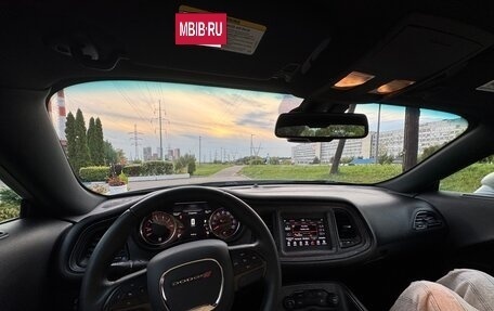Dodge Challenger III рестайлинг 2, 2017 год, 3 900 000 рублей, 28 фотография