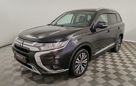 Mitsubishi Outlander III рестайлинг 3, 2020 год, 1 999 000 рублей, 1 фотография