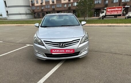 Hyundai Solaris II рестайлинг, 2015 год, 810 000 рублей, 2 фотография