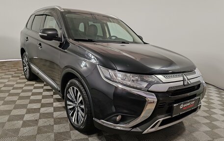 Mitsubishi Outlander III рестайлинг 3, 2020 год, 1 999 000 рублей, 3 фотография