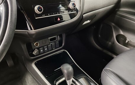 Mitsubishi Outlander III рестайлинг 3, 2020 год, 1 999 000 рублей, 14 фотография