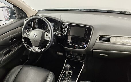 Mitsubishi Outlander III рестайлинг 3, 2020 год, 1 999 000 рублей, 11 фотография