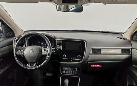 Mitsubishi Outlander III рестайлинг 3, 2020 год, 1 999 000 рублей, 16 фотография