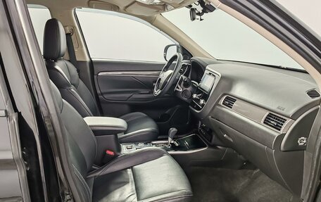 Mitsubishi Outlander III рестайлинг 3, 2020 год, 1 999 000 рублей, 21 фотография