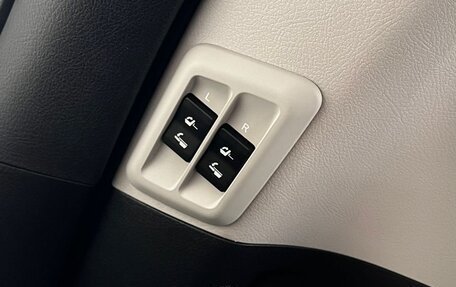 Toyota Land Cruiser Prado 150 рестайлинг 2, 2022 год, 5 700 000 рублей, 32 фотография