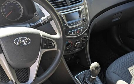 Hyundai Solaris II рестайлинг, 2015 год, 1 150 000 рублей, 15 фотография
