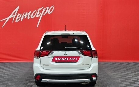 Mitsubishi Outlander III рестайлинг 3, 2015 год, 1 749 000 рублей, 4 фотография