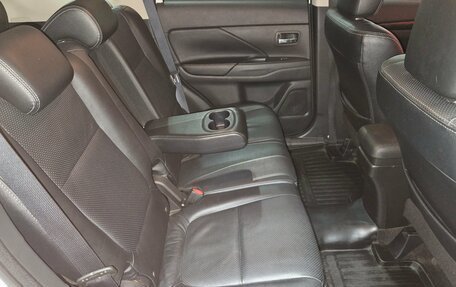 Mitsubishi Outlander III рестайлинг 3, 2015 год, 1 749 000 рублей, 13 фотография