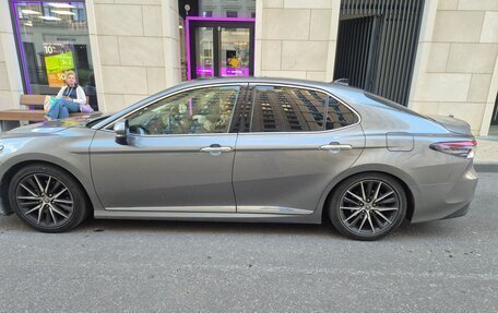Toyota Camry, 2022 год, 3 520 000 рублей, 2 фотография