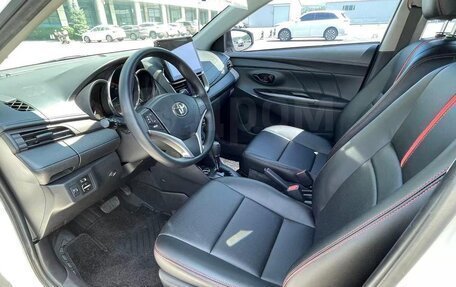 Toyota Yaris, 2022 год, 1 395 000 рублей, 12 фотография