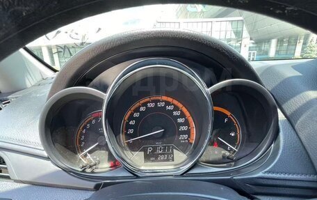 Toyota Yaris, 2022 год, 1 395 000 рублей, 14 фотография