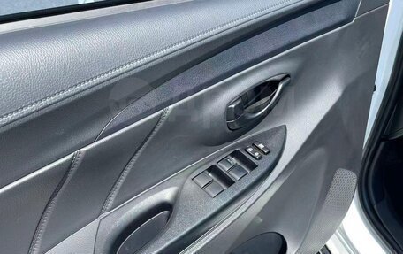 Toyota Yaris, 2022 год, 1 395 000 рублей, 13 фотография