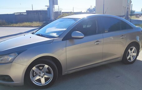 Chevrolet Cruze II, 2010 год, 560 000 рублей, 3 фотография