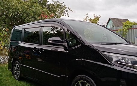 Toyota Noah III, 2019 год, 2 500 000 рублей, 3 фотография