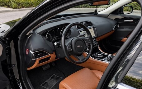 Jaguar XE I рестайлинг, 2016 год, 2 700 000 рублей, 7 фотография